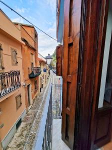 uma porta aberta para uma rua num beco em LA CASETTA AZZURRA CHIANALEA - locazione turistica em Scilla
