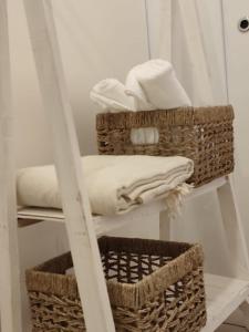 three baskets on a shelf with towels and towels at Dpto Catedral in Salta