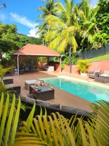 une cour avec une piscine et un kiosque dans l'établissement Résidence Belle Anse 6 Pers 3ilets, à Les Trois-Îlets