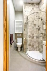 Bagno di One Lemon Tree apartment (1.6 km from Airport)