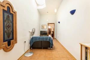 un corridoio con una camera con un letto e una lampada di One Lemon Tree apartment (1.6 km from Airport) a Luqa