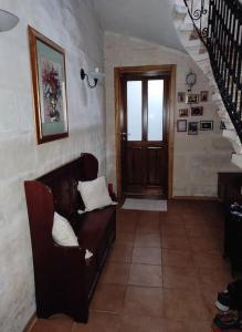 Area soggiorno di One Lemon Tree apartment (1.6 km from Airport)