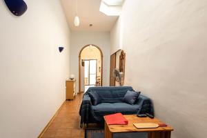 Area soggiorno di One Lemon Tree apartment (1.6 km from Airport)