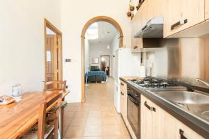 Cucina o angolo cottura di One Lemon Tree apartment (1.6 km from Airport)