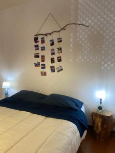 un dormitorio con una cama con un montón de fotos en la pared en Appartamento Homemade en Biella