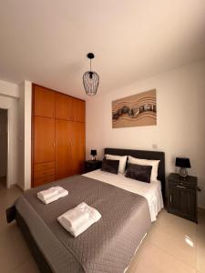 Un dormitorio con una cama grande con dos toallas encima. en Lucy's holidays apartment, en Peyia
