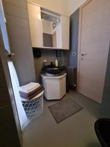 La salle de bains est pourvue d'un lavabo et d'un miroir. dans l'établissement Terrazza vicino al mare, à Rimini