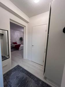 a white room with a door and a mirror at BlueSolarPearl R - Vaihtoehto majoittumiselle in Nokia
