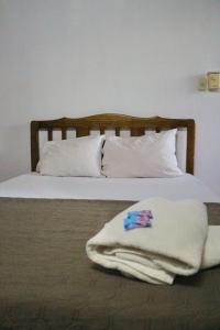 Een bed of bedden in een kamer bij Coconut Beach House