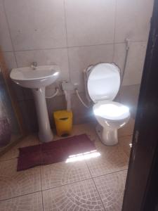 オリンダにあるCasa Completaのバスルーム(白いトイレ、シンク付)