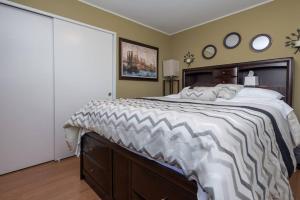 Un dormitorio con una cama grande con una manta de cebra. en C19 Conscious, QUIET, ADULT Lake View Rental, en Sammamish