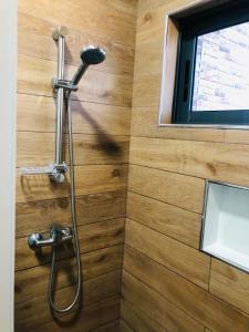 uma casa de banho com uma cabeça de chuveiro em Edificio Cosec Hotel em Cova Figueira