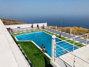 an overhead view of a swimming pool on a cruise ship at Edificio Cosec Hotel in Cova Figueira