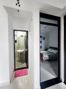 une chambre avec un miroir et une chambre avec un lit dans l'établissement Two bedroom apartment in Colombo, à Talawatugoda