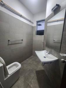 La salle de bains est pourvue de toilettes et d'un lavabo. dans l'établissement Two bedroom apartment in Colombo, à Talawatugoda