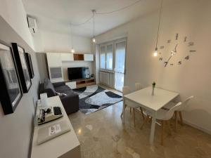 een woonkamer met een tafel en een bank bij PIT STOP Apartment in Busto Arsizio