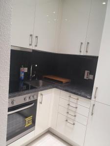 eine weiße Küche mit Spüle und Herd in der Unterkunft Ferienwohnung/Montagewohnung 2 in Bad Driburg