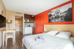Un dormitorio con una cama grande y una cocina. en Bord de mer! Studio Terrasse ,Prado Plage, en Marsella