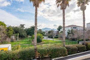un parque con palmeras y un banco en Bord de mer! Studio Terrasse ,Prado Plage, en Marsella