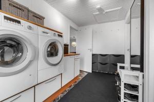 lavadero con lavadora y secadora en Nice and Cozy family house at Billund Center, en Billund