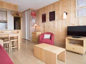 ティーニュにあるStudio Tignes, 1 pièce, 4 personnes - FR-1-449-47の木製の壁のリビングルーム(テレビ、テーブル付)