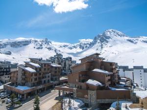 a view of a city with snow covered mountains at Studio Tignes, 1 pièce, 4 personnes - FR-1-449-117 in Tignes