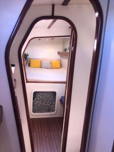 a small room with a bed on a boat at Baradozig in Terre-de-Haut