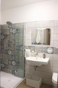 La salle de bains est pourvue d'un lavabo et d'une douche. dans l'établissement Casa Lu Mari, à Sciacca