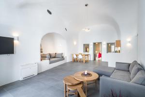 una sala de estar con un sofá y una mesa en Veneston Suites, en Fira