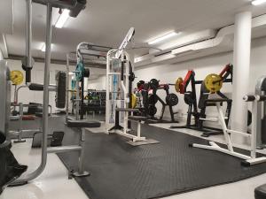 ein Fitnessstudio mit viel Ausrüstung in einem Zimmer in der Unterkunft Hotellet i Jörn AB in Jörn