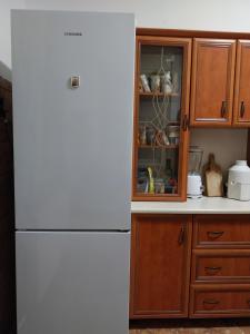białą lodówkę w kuchni obok szafki w obiekcie HARMÓNIA HÁZ w mieście Makó +8 zdjęć