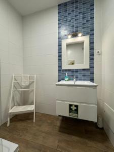 a bathroom with a sink and a mirror at Apartamento Oceano in Albufeira