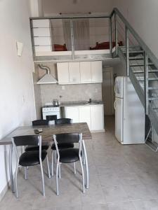 uma cozinha com mesa e cadeiras e um loft em Gabriel em San Antonio Oeste