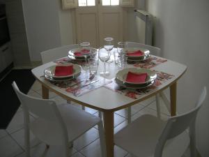 a table with plates and wine glasses on it at Civico10, appartamento centrale con parcheggio e terrazzo in Piombino