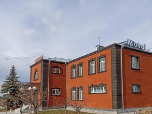un edificio naranja con un cartel encima en Erazank Hotel en Gyumri