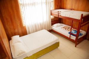 Двох'ярусне ліжко або двоярусні ліжка в номері Hostel Morobik and outdoor brunch