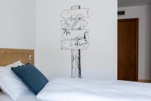 een slaapkamer met een bed met een bordje erop bij Pirin Sense Apartment Complex in Bansko