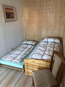 a bedroom with a twin bed and a chair at Ferienwohnung Kurzentrum in Bad Lausick