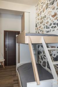 カリムノスにあるCity stone houses kalymnos 2のベッドルーム1室(二段ベッド1組付)
