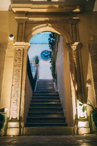 a stairway leading up to a staircase at La Dépendance Hotel in Noto