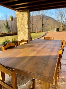 un tavolo in legno con sedie che lo circonda di Villa Contrà Facci - Strada 52 gallerie del Pasubio a Schio