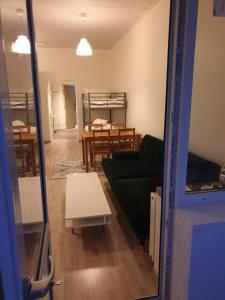 een woonkamer met een groene bank en een tafel bij The old school motell & lägenheter in Marma