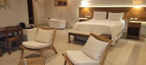 Uma área de estar em Hiu Hotel