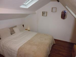 um quarto com uma cama num quarto branco em Augettes Bergerie em Saint-Hymer