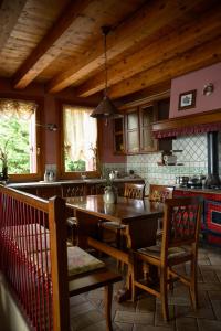 una cucina con tavolo e sedie in legno in una stanza di Villa Contrà Facci - Strada 52 gallerie del Pasubio a Schio