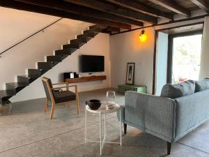 uma sala de estar com um sofá e uma mesa em Casa El granero de Antonio em San Miguel de Abona