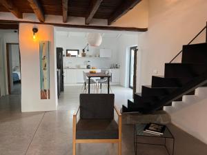 ein Wohnzimmer mit einer Treppe und einem Tisch in der Unterkunft Casa El granero de Antonio in San Miguel de Abona