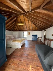 Un dormitorio con una cama y un techo de madera. en Casa El granero de Antonio, en San Miguel de Abona