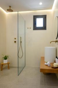 Koupelna v ubytování KALOS LUXURY HOMES, BEACHSIDE EXPERIENCE VOULISMA