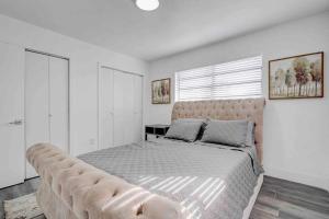 1 dormitorio con 1 cama grande y 1 sofá grande en 4 bedroom 3 bath villa, en Fort Lauderdale